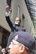 Amitabh Bachchan greets fans on his birthday outside his residence on 11th Oct 2012 (15).JPG